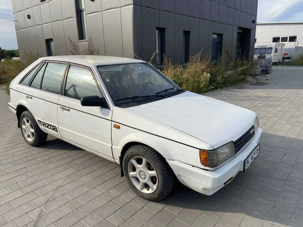 Фото 1986 Mazda 323