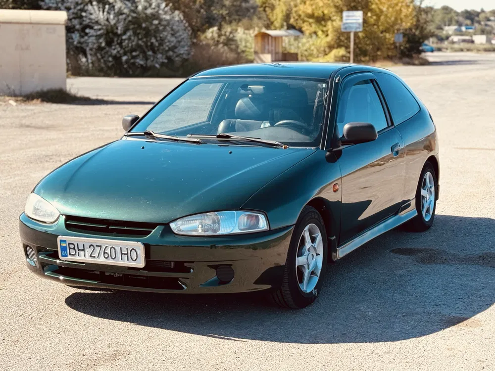 Фото 2000 Mitsubishi Colt