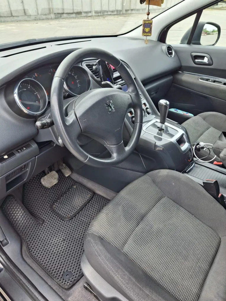 Фото 2011 Peugeot 5008